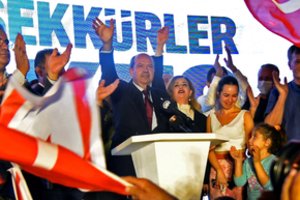 Ankarai palankus E. Tataras švenčia pergalę Kipro turkiškosios dalies lyderio rinkimuose