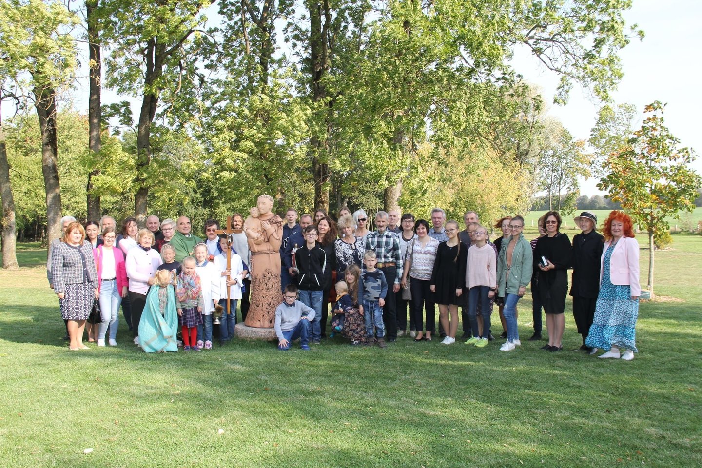 Skardupiuose kunigas P.Kanapka įkūrė Šventųjų parką. Prieš pat klebono iškeldinimą į kitą parapiją buvo pastatyta šv.Antano Paduviečio skulptūra. <br> Parapijos nuotr.