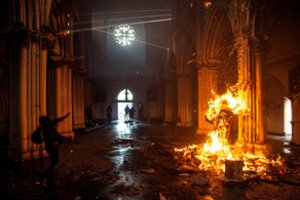 Istorinį referendumą pasitinka kruvinais protestais: nesigailėjo ir bažnyčių