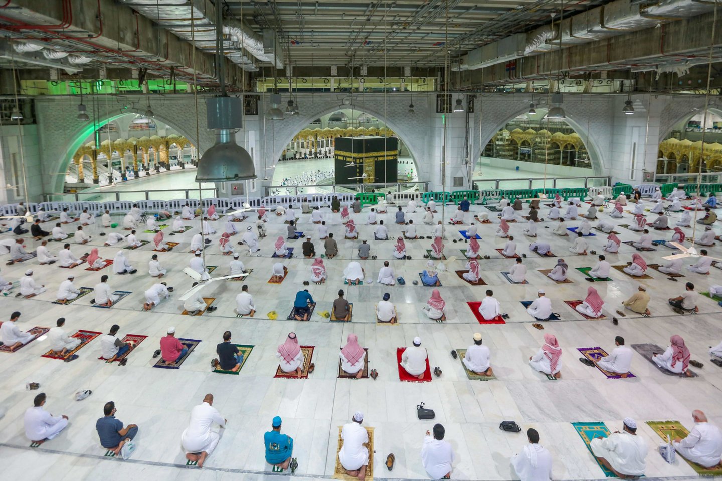 Kaukes dėvintiems Saudo Arabijos piliečiams ir karalystėje gyvenantiems užsieniečiams buvo leista melsti Didžiojoje mečetėje šventajame Mekos mieste.<br> AFP/Scanpix nuotr.