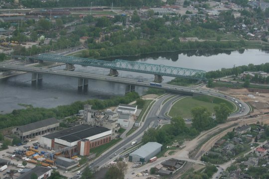 2002 m. naujas Mikalojaus Konstantino Čiurlionio vardu pavadintas tiltas per Nemuną sujungė Kauno miesto centrą su Freda ir Aleksotu. Tiltas pradėtas statyti 1991 m., turėjo būti baigtas 1996 m., bet dėl lėšų trūkumo darbai ne kartą buvo stabdomi.<br>M.Patašiaus nuotr.