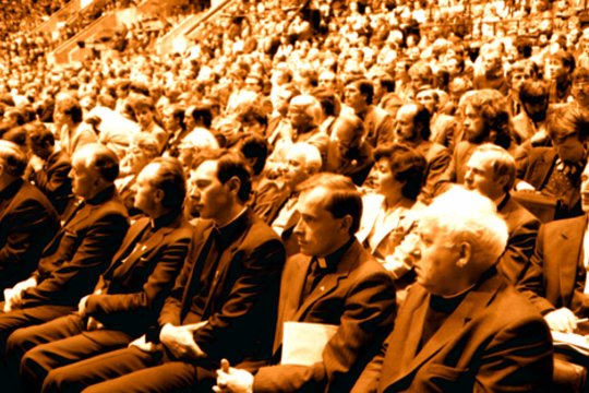 1988 m. spalio 22–23 d. Vilniuje vyko Lietuvos Persitvarkymo Sąjūdžio steigiamasis suvažiavimas. Buvo išrinkta Sąjūdžio seimo Taryba ir patvirtinta programa. Spalio 22-ąją kalbėdamas suvažiavime Algirdas Mykolas Brazauskas paskelbė, kad tikintiesiems grąžinama Vilniaus katedra.<br>M.Vizbelio nuotr.