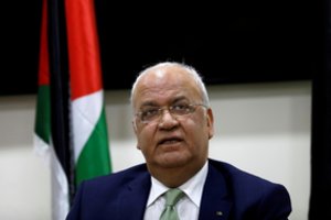 COVID-19 susirgusio palestiniečių vyriausiojo derybininko S. Erekato būklė – kritinė