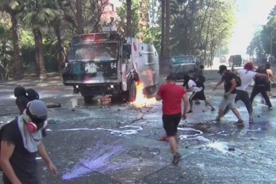 Daugiatūkstantinės demonstracijos Čilėje: protestų metu padegtos dvi bažnyčios