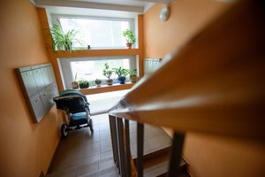 Daugiabučio gyventojai – neįgalaus kaimyno įkaitai: padėti negali jokios tarnybos