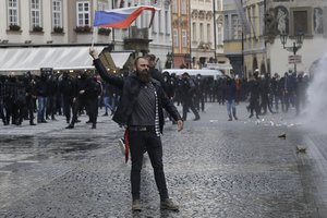 Viruso manevrai – klastingi: nenorintys suvaržymų žmonės turi mokėti aukštą kainą