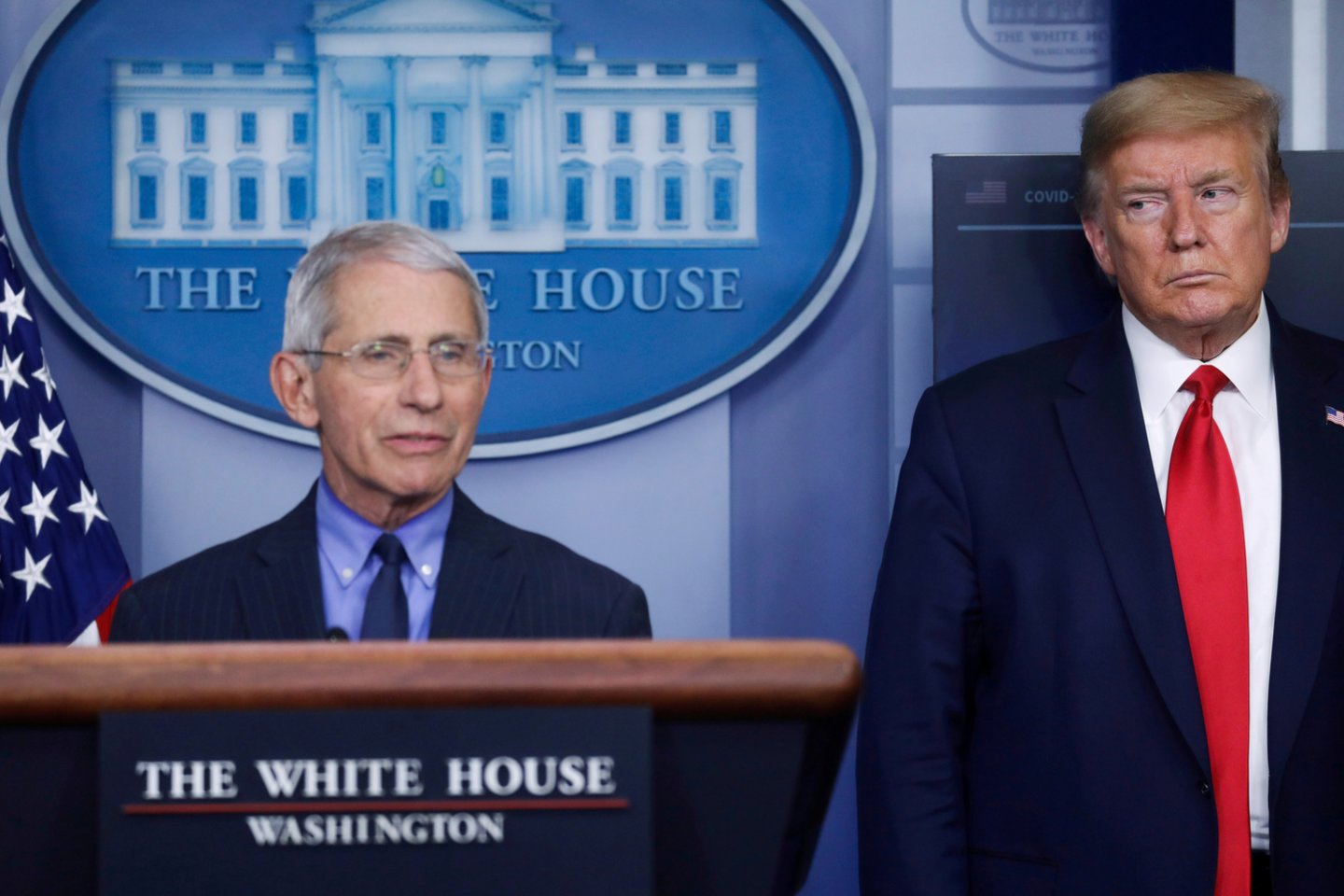 JAV prezidentas Donaldas Trumpas aukštą amerikiečių sveikatos ekspertą ir vyriausybės patarėją Anthony Fauci pavadino „katastrofa“ ir apkaltino jį klaidomis per pandemiją.