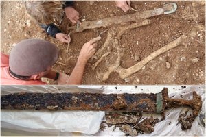 Ieškotojų metalo detektoriais sėkmė: surado įspūdingą senovinį kapą