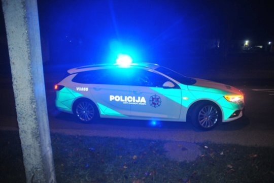 Bene 4 prom. įpūtęs vyras pareigūnus tikino, kad į jo namus įsibrovė kaukėti plėšikai