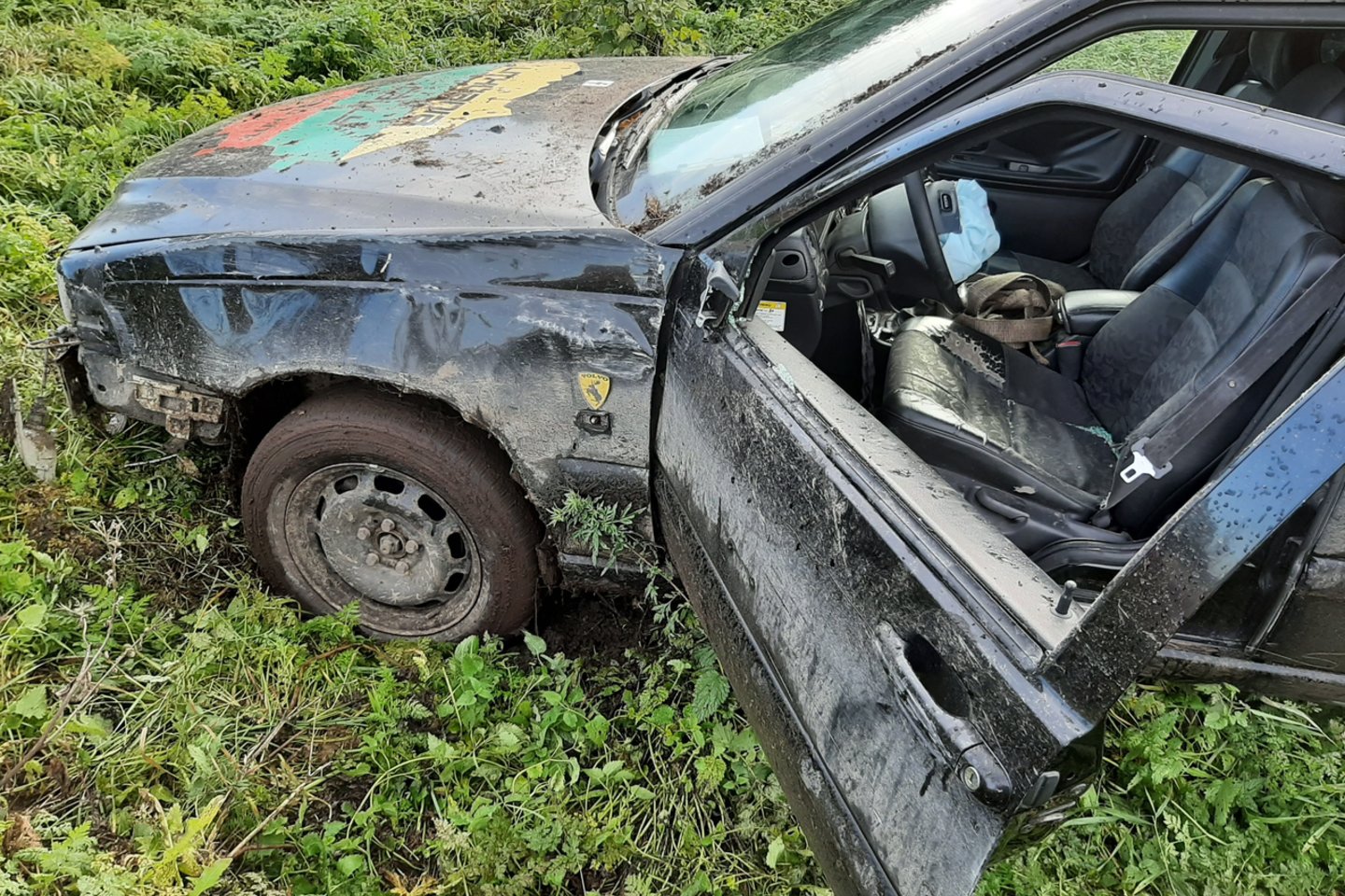  Girtas jaunuolis Kaišiadorių r. pavogė „Volvo“ ir pakeliui jį sugebėjo sudaužyti.<br> Kauno apskrities VPK nuotr.