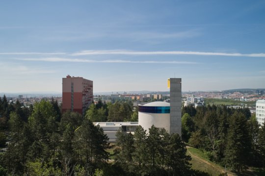 Architektas net 50 metų brandino idėją: dabar aplinkiniai neatsidžiaugia ypatingu pastatu