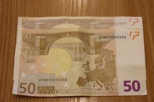 Policija perspėja dėl suklastotų penkiasdešimtinių: atpažįstami pagal vieną požymį