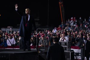 Donaldo Trumpo šansai laimėti rinkimus dar neišnyko: ar istorija gali pasikartoti?