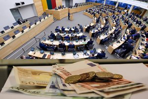 Po karantino Seimo nariai suskubo leisti pinigus: vėl pripirko suvenyrų