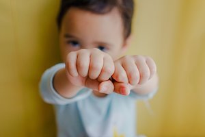 Paaiškino, kodėl vaikams susimušus, neverta jų siųsti į atskirus kambarius atvėsti