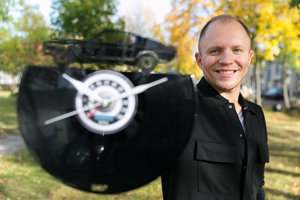 Bičiuliai pinigus uždirba iš hobio – dėl jo iš Vokietijos priekabomis veža senas plokšteles