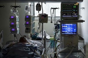 Smūgis koronaviruso vakcinos kūrėjams – mirė klinikiniuose bandymuose dalyvavęs savanoris