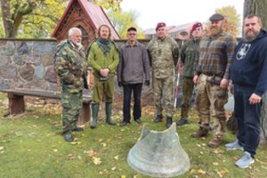 Statė paminklą partizanėms – iškasė XVIII a. varpą