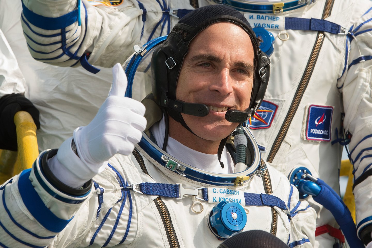 NASA astronautas Chrisas Cassidy (nuotraukoje) ir rusų kosmonautai Anatolijus Ivanišinas bei Ivanas Vagneris 2 val. 54 min. Grinvičo laiku kapsule nusileido į pietryčius nuo Kazachstano miesto Žezkazgano.