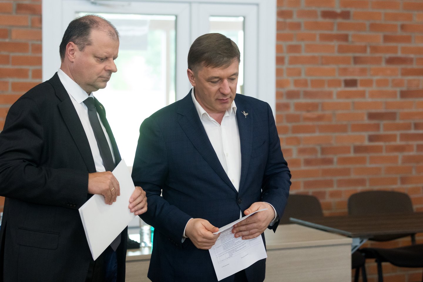 „Žinoma, mes esame kartu, turime skirtingų nuomonių. Bet per tuos 4 metus įpratome vienas į kitą reaguoti“, – S.Skvernelis apie draugystę su R.Karbauskiu.<br>T.Bauro nuotr.