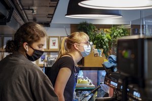 Aiškina, kaip atrodys privaloma lankytojų registracija – pateikti vien pavardę nepakaks