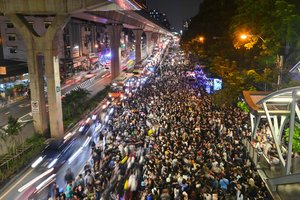 Tailando premjeras nepaisydamas protestų atšaukė ekstremaliąją padėtį