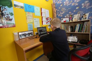 Naujas Vyriausybės draudimas įsiutino ir tėvus, ir būrelių vadovus: į barus galima, o į gimnastiką – ne?