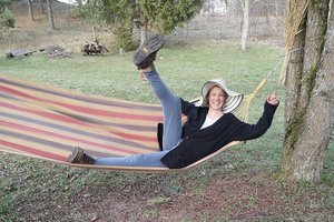 Žinoma aktorė Emilija Latėnaitė prisijaukino kaimišką virtuvę ir daržus