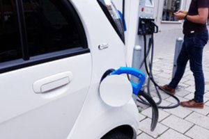 Įmonės suskubo atsikratyti taršių automobilių ir įsigyti elektromobilius: sulaukta paraiškų už 600 tūkst. eurų
