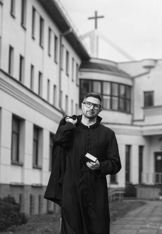  Kunigas Benas Audrius Martusevičius, pasirašinėjantis Beno Lyrio slapyvardžiu,socialiniuose tinkluose turi dešimtis tūkstančių sekėjų.<br> A.Politovo nuotr.