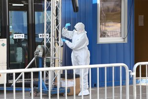 Nauji koronaviruso atvejai: liepsnoja gydymo ir ugdymo įstaigos, vienas mirusiųjų priklausė 40-50 m. grupei