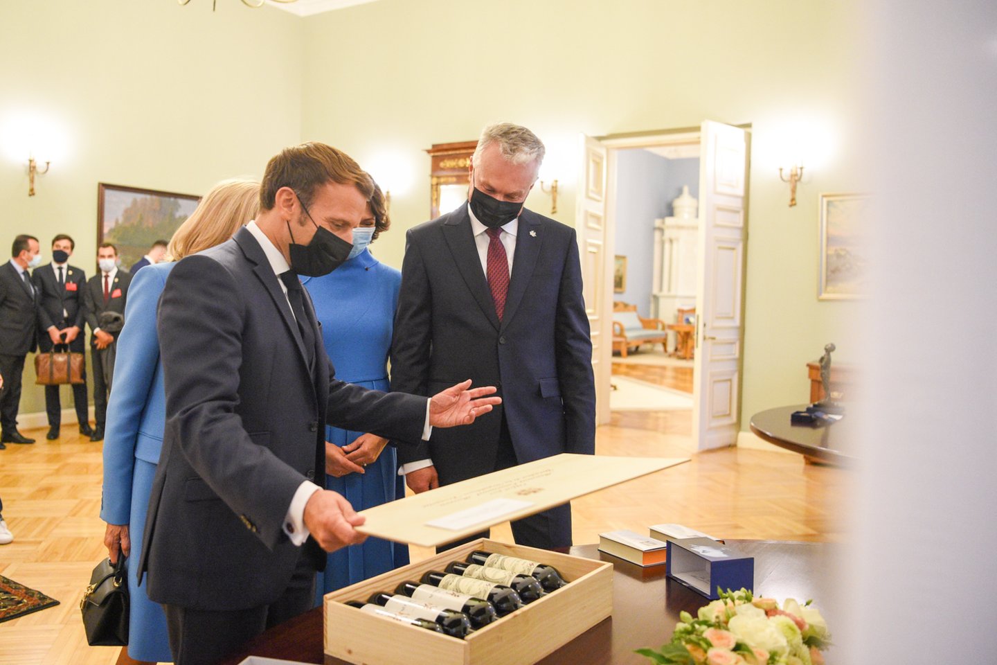 Prancūzijos prezidentas Emmanuelis Macronas mūsų šalies vadovui Gitanui Nausėdai įteikė šešis Bordo regiono vyno butelius.<br>R.Dačkaus nuotr.