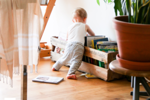 Kūdikio raida antrą pusmetį: kaip juda ir bendrauja 6-12 mėnesių mažylis