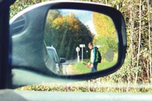 Apsukrūs jaunuoliai pinigus melžia pakelėse: įspėja vairuotojus neapsigauti