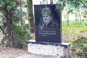 Pasvalio r. – kraupoka alėja: ant paminklinio akmens iškalė ir mirusius, ir gyvuosius Lietuvos prezidentus