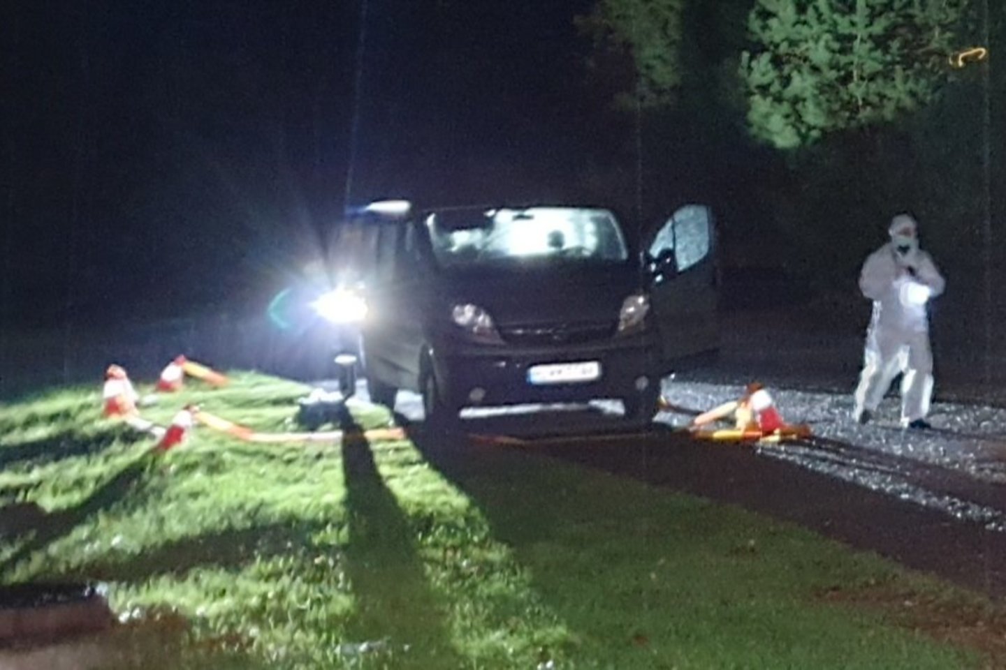 Kraupus išpuolis prieš žinomą kontrabandininką G.Vilčinską buvo surengtas šiame jo name, esančiame Lazdijų centre. Manoma, kad nusikaltimas įvykdytas dėl nesugrąžintų skolų ar kitokių su pinigais susijusių reikalų.<br>Skaitytojo nuotr.