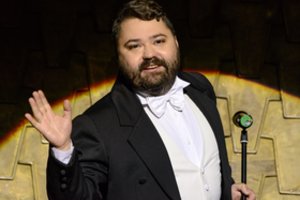 Naujas Rafailo Karpio vaidmuo – „Auksinių scenos kryžių“ apdovanojimų ceremonijos vedėjas