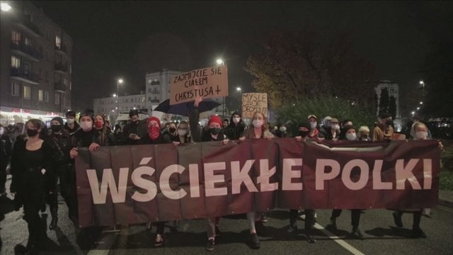 Nepaisant koronaviruso ribojimų, Lenkijoje įsižiebė protestai