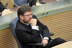 Dėl kontakto su COVID-19 užsikrėtusiu V. Simuliku liepta izoliuotis 10-čiai asmenų