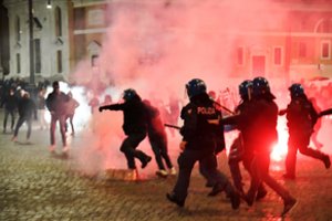 Italijoje protestuotojai prieš COVID-19 apribojimus susirėmė su policija