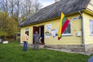 Mirusios senolės troboje įsikūrė mažiausia Lietuvoje rinkimų apylinkė: balsams suskaičiuoti užteks pusvalandžio