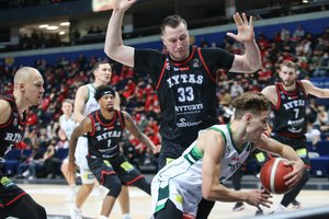 Pirmoji LKL milžinų akistata: galingai startavęs „Rytas“ po pertraukos pajuto „Žalgirio“ jėgą