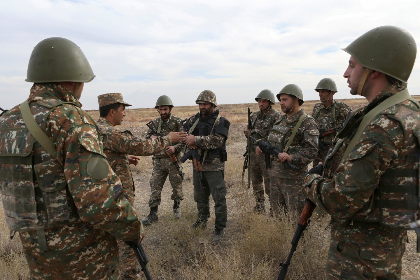 Azerbaidžanas ir Armėnija apsikeitė kaltinimais dėl naujų paliaubų pažeidimo.