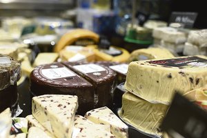 Ir šiandien varškės sūriai gaminami rankomis: pirkėjai ieško ne tik naujų skonių