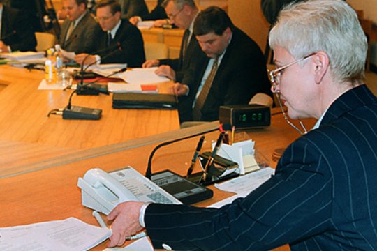 1999 m. prezidentas Valdas Adamkus priėmė ministro pirmininko Rolando Pakso atsistatydinimą. Laikinai eiti Vyriausybės vadovo pareigas buvo paskirta konservatorė Irena Degutienė.<br>R.Jurgaičio nuotr.