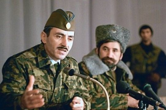 1991 m. Čečėnijoje-Ingušijoje vykusius prezidento rinkimus laimėjo buvęs SSRS aviacijos generolas majoras Džocharas Dudajevas. Pirmuoju savo įsaku jis paskelbė Čečėnijos Respublikos nepriklausomybę nuo Rusijos ir SSRS.