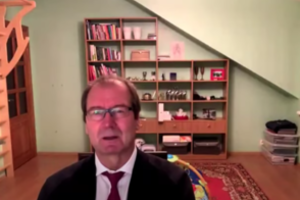 Viktoras Uspaskichas vengia kalbėti apie tėvystę, tačiau transliacijos metu užfiksuota detalė užminė mįslę