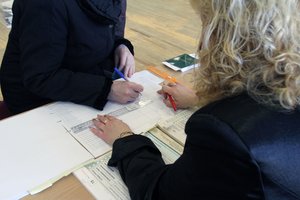 Panevėžyje girta rinkimų komisijos vadovė buvo išprašyta lauk, bet vėl grįžo „atlikti savo darbą iki galo“