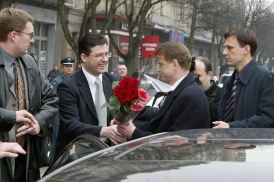 2003 m. Valstybės saugumo departamento direktorius Mečys Laurinkus įteikė Generalinei prokuratūrai pažymą, kurioje Lietuvos Respublikos prezidentas Rolandas Paksas buvo kaltinamas priklausomybe nuo tarptautinių nusikaltėlių, keliančių grėsmę Lietuvos nacionaliniam saugumui. Prasidėjo politinis skandalas, kuris 2004 m. pavasarį baigėsi prezidento pašalinimu per apkaltą.<br>R.Jurgaičio nuotr.