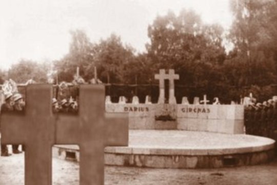 1937 m. lakūnų Stepono Dariaus ir Stasio Girėno balzamuoti palaikai perkelti į pagal architekto Vytauto Landsbergio-Žemkalnio projektą pastatytą mauzoliejų Kauno senosiose kapinėse.<br>plienosparnai.lt